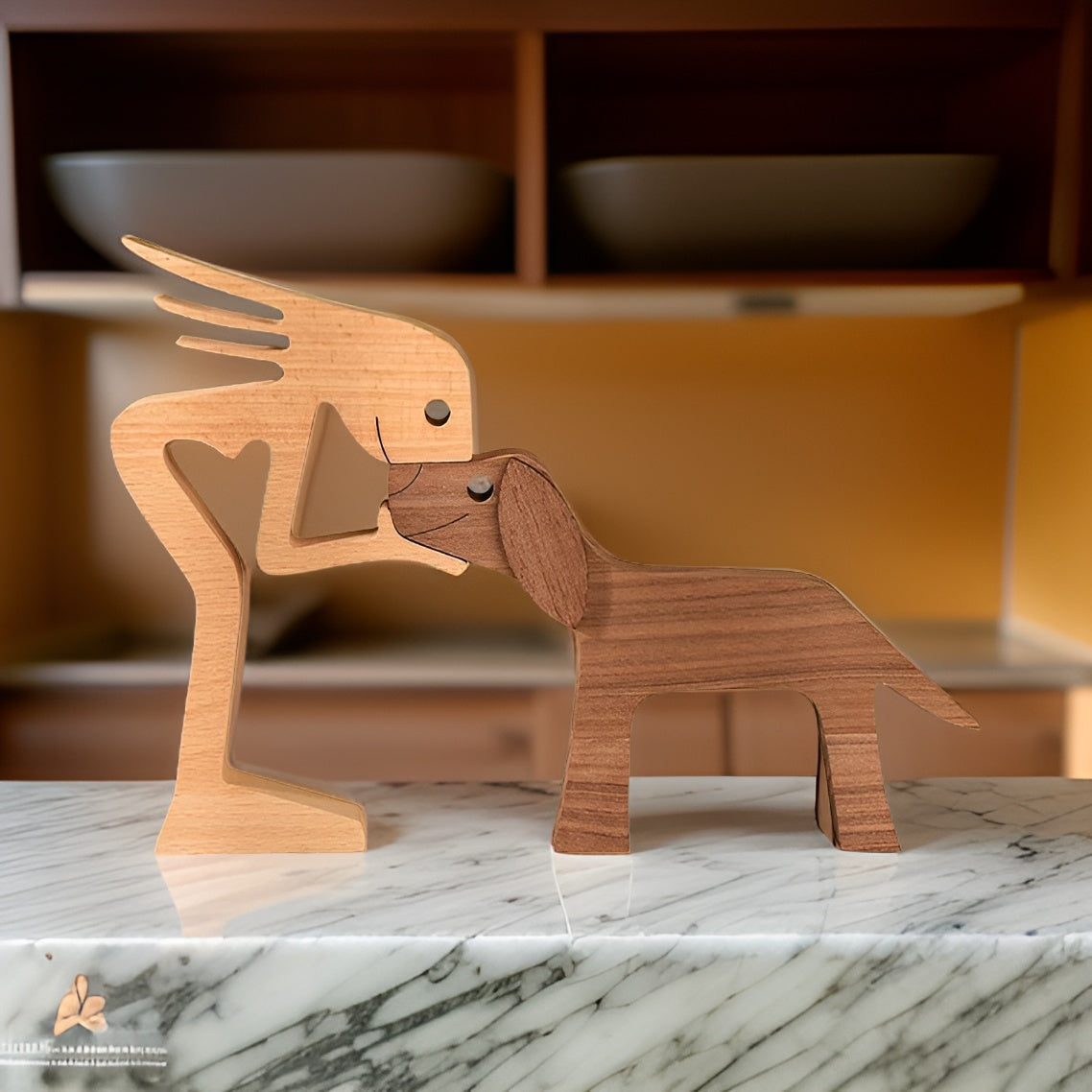Träskulptur av hund och människa handgjord figur
