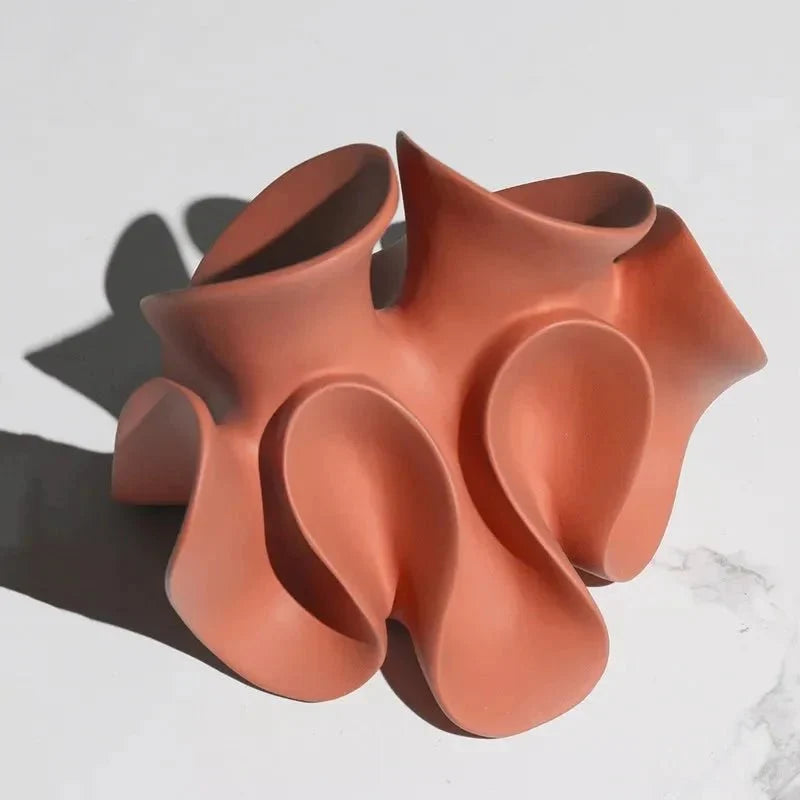 Dekorativ Skulptur I Harts Med Abstrakt Design