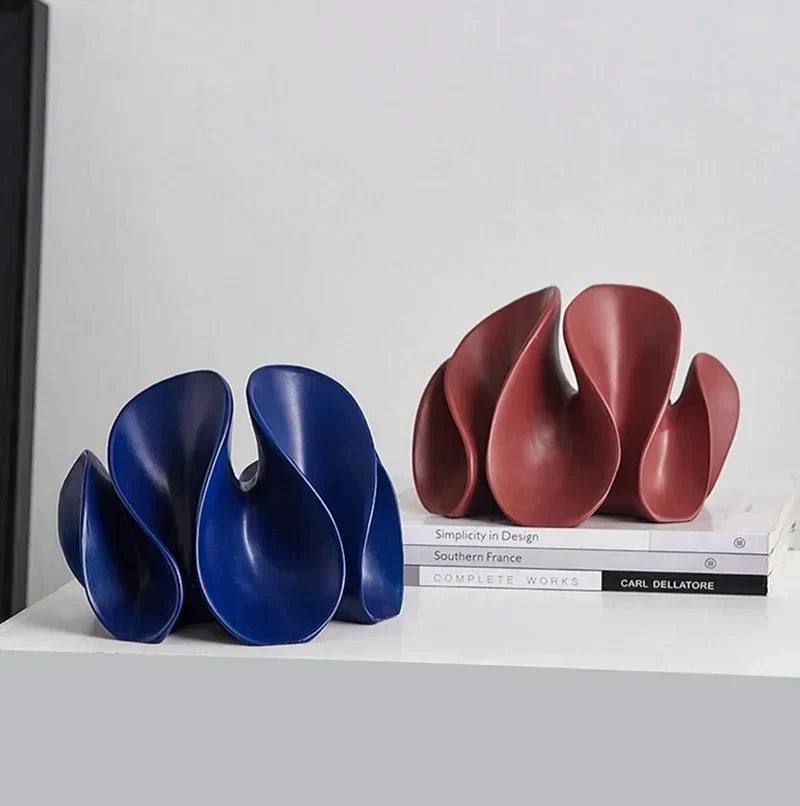 Skulptur i harts med organiska former och konstnärlig design