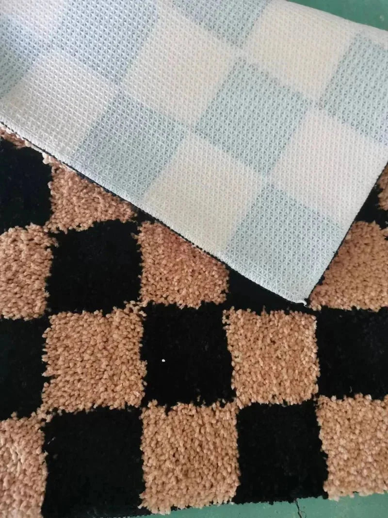 Retromönstrad polyestermatta placerad framför en soffa