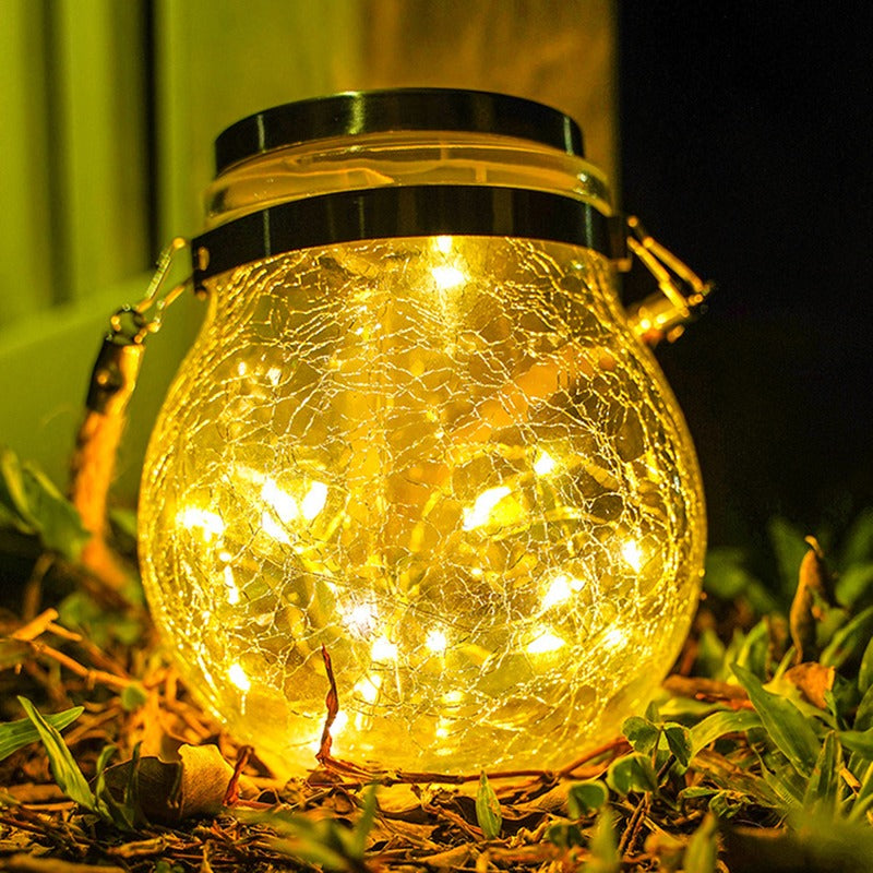 Stilren trädgårdslampa i glas för utomhusbruk i naturlig miljö