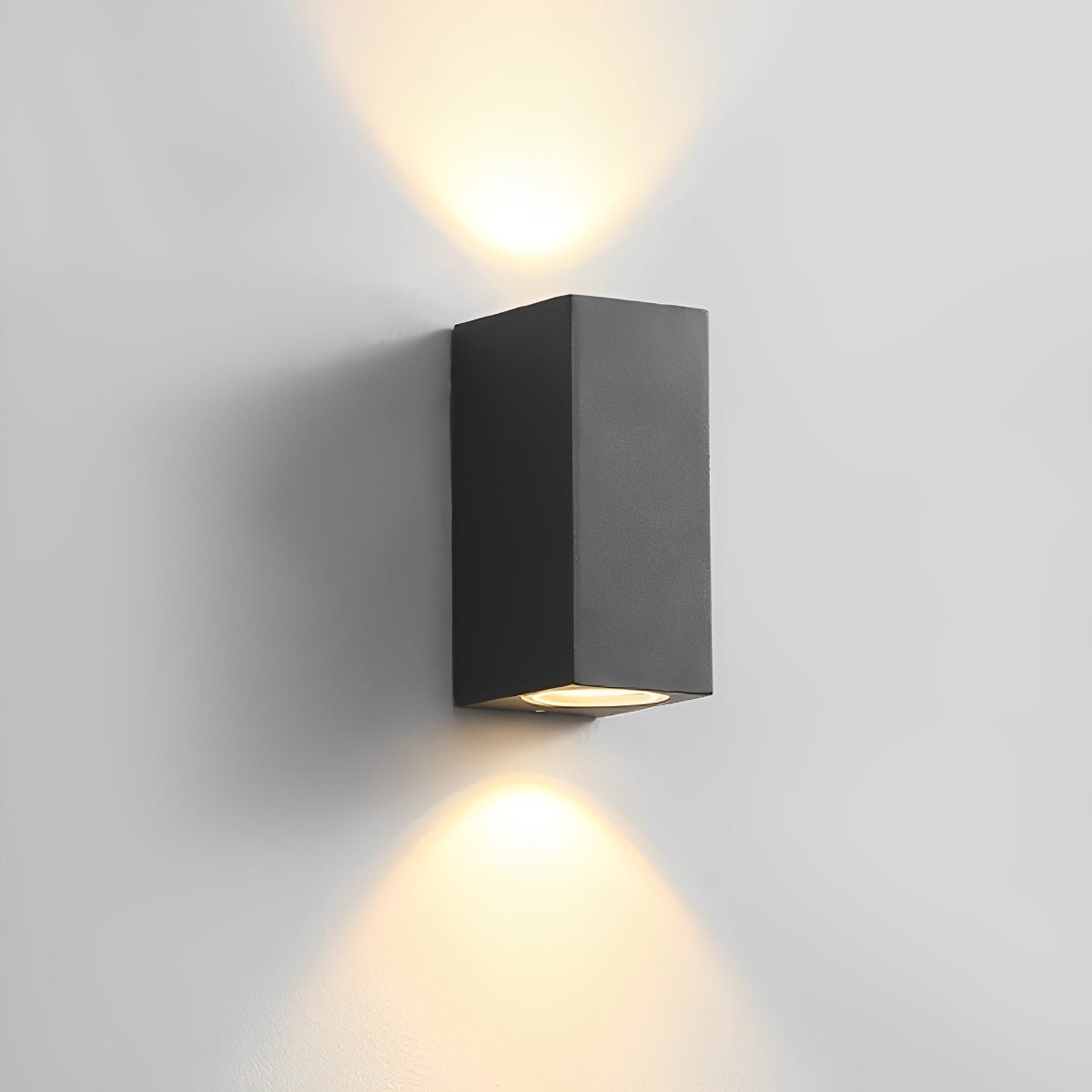Fyrkantig utomhuslampa i stilren design mot neutral bakgrund