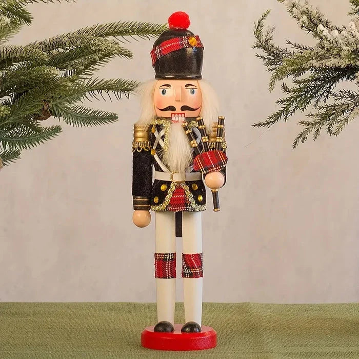 Närbild av en dekorativ nötknäpparfigur i färgglada detaljer