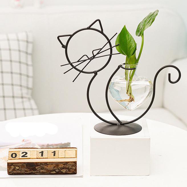 Dekorativ blomkruka med kattmotiv och hjärtformad vas