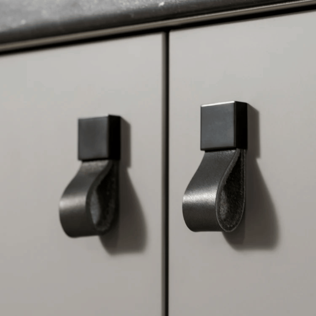 Möbelhandtag Och Knoppar I Äkta Läder Och Zinklegering