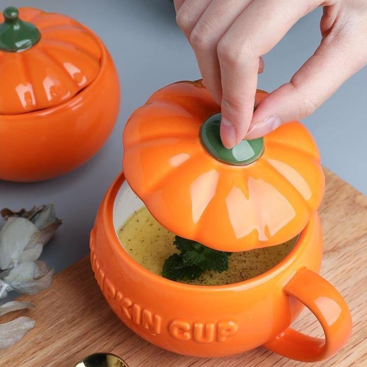 Närbild av pumpamuggens keramiska yta och dekorativa detaljer