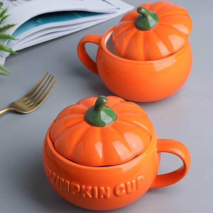 Pumpamugg i keramik med rund form och bekvämt handtag