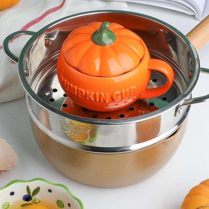 Dekorativ pumpamugg placerad på ett dukat bord