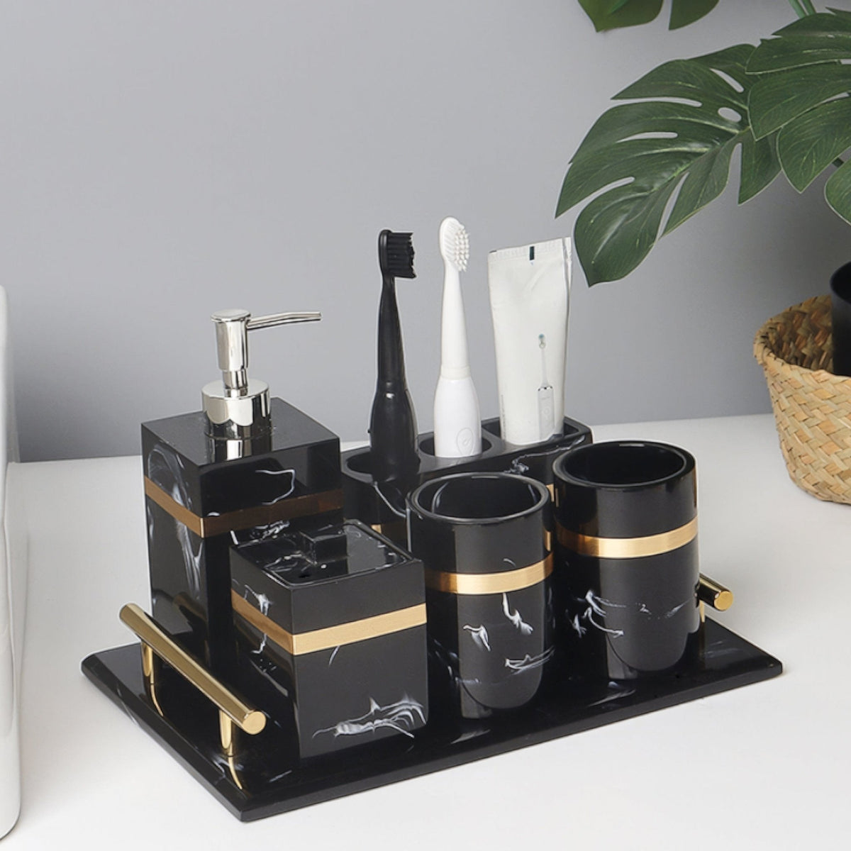 Elegant svart badrumsset med gulddetaljer i modern badrumsmiljö