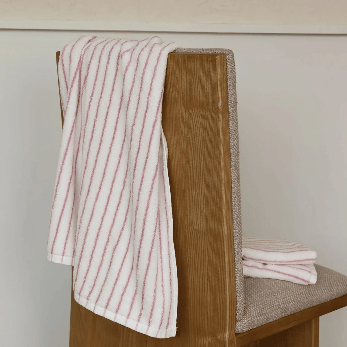 Detalj av vita och rosa ränder på en mjuk handduk