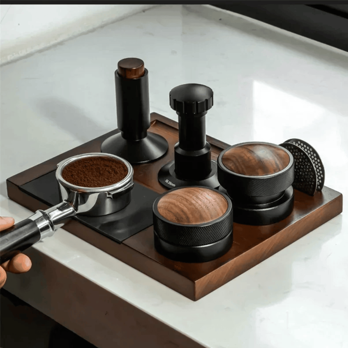 Massiv trästation för espresso med smart förvaring av baristaverktyg