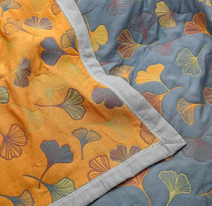 Mjuk pläd utlagd som dekorativ hemtextil