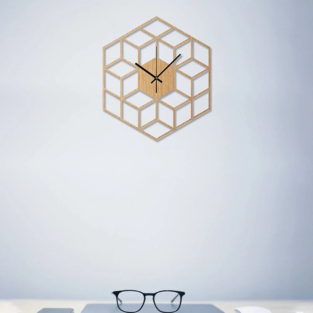 Närbild av väggklockans hexagonala bambudesign och urtavla