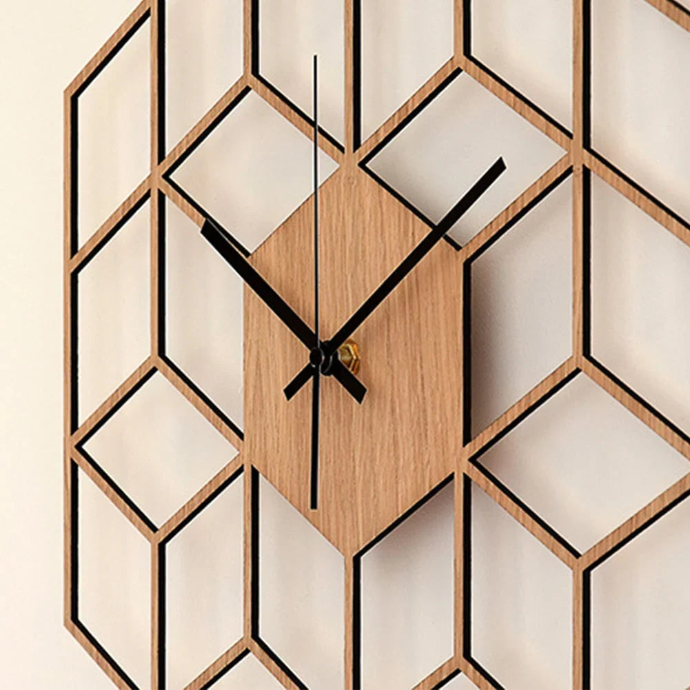 Detaljbild av visare och urtavla på en hexagonal bambuklocka